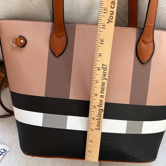 British plaid vinyl structured purse w/ shoulder strap - Picture 15 of 16